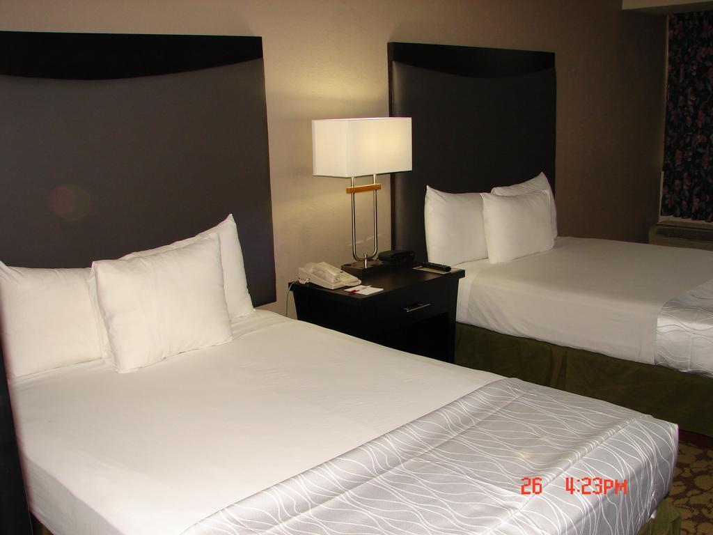 Ramada Plaza By Wyndham Charlotte South End Airport Hotell Exteriör bild